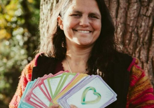Looby in front of Oak tree with cards